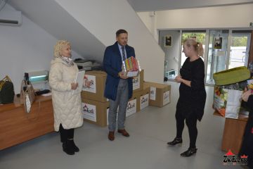 Przekazanie zebranej karmy Ogólnopolskiego Konkursu Plastycznego "PSIAKI, KOCIAKI i INNE ZWIERZAKI" przez Prezydenta Miasta Kielce Bogdana Wenty oraz Wiceprezydenta Marcina Chłodnickiego do Schroniska dla Bezdomnych Zwierząt w Dyminach - fotorelacja