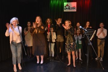 Koncert uczestników feryjnych  warsztatów wokalnych pod kierunkiem Grażyny Łobaszewskiej i Andrzeja Wolskiego