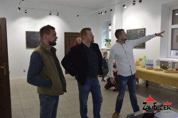 Przemysław Suliga – Kadrowanie Rzeczywistości w Artifical Live. Fotorelacja z wernisażu wystawy multimedialnej