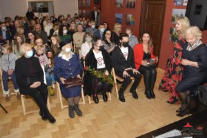 Wystawa malarstwa i witraży Barbary Żelaznej pt. Z kolorami przez życie iść oraz koncert Piotra Resteckiego