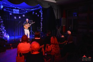 Wystawa malarstwa i witraży Barbary Żelaznej pt. Z kolorami przez życie iść oraz koncert Piotra Resteckiego
