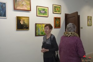 Foto relacja z wernisażu wystawy malarstwa  pt. "DEKADA POSZUKIWAŃ" , autorstwa Danuty Krystyny Piętki. 