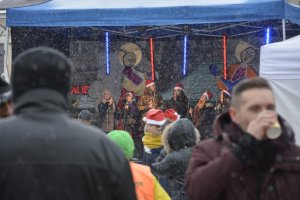 Śpiewanie kolęd podczas wigilii dla potrzebujących na kieleckim Rynku