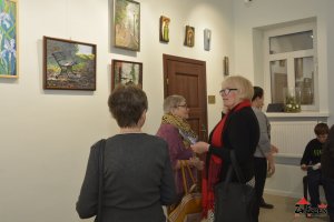 Foto relacja z wernisażu wystawy malarstwa  pt. "DEKADA POSZUKIWAŃ" , autorstwa Danuty Krystyny Piętki. 