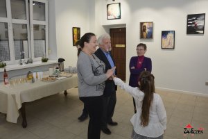 Foto relacja z wernisażu wystawy malarstwa  pt. "DEKADA POSZUKIWAŃ" , autorstwa Danuty Krystyny Piętki. 