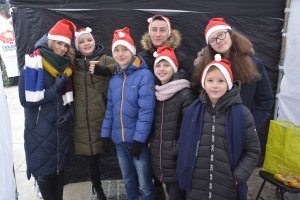 Śpiewanie kolęd podczas wigilii dla potrzebujących na kieleckim Rynku