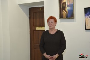 Foto relacja z wernisażu wystawy malarstwa  pt. "DEKADA POSZUKIWAŃ" , autorstwa Danuty Krystyny Piętki. 