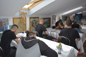  M łodzież z Ochotniczych Hufców Pracy podczas warsztatów plastycznych- fotorelacja 