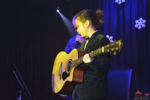 Koncert Zameczkowego Studia Piosenki Andrzeja Wolskiego i Studia Gitarowego Piotra Resteckiego dedykowany wszystkim ukochanym Babciom i Dziadkom - Fotorelacja