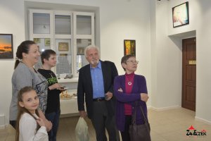Foto relacja z wernisażu wystawy malarstwa  pt. "DEKADA POSZUKIWAŃ" , autorstwa Danuty Krystyny Piętki. 