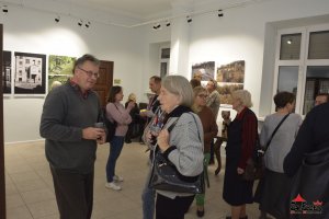Fotorelacja z wernisażu wystawa fotografii pt. "ULOTNA PAMIĘĆ"