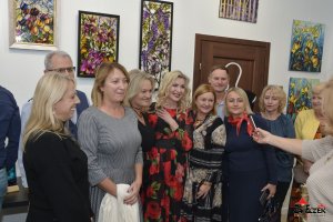 Wystawa malarstwa i witraży Barbary Żelaznej pt. Z kolorami przez życie iść oraz koncert Piotra Resteckiego