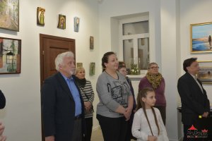 Foto relacja z wernisażu wystawy malarstwa  pt. "DEKADA POSZUKIWAŃ" , autorstwa Danuty Krystyny Piętki. 