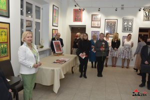 Wernisaż wystawy - Ludowe wycinanki autorstwa Lucyny Kozłowskiej oraz prezentacja wyrobów regionalnych w wykonaniu Czarcich Babek i Dąbrowianek