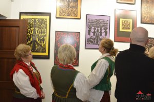 Wernisaż wystawy - Ludowe wycinanki autorstwa Lucyny Kozłowskiej oraz prezentacja wyrobów regionalnych w wykonaniu Czarcich Babek i Dąbrowianek