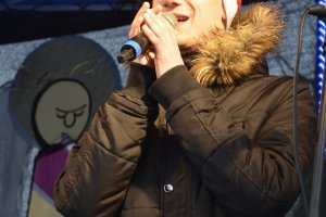 Śpiewanie kolęd podczas wigilii dla potrzebujących na kieleckim Rynku
