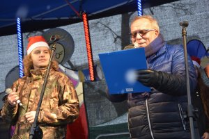 Śpiewanie kolęd podczas wigilii dla potrzebujących na kieleckim Rynku