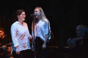 Koncert uczestników Kreatywnych Warsztatów Wokalnych pod kierunkiem Kasi Stanek