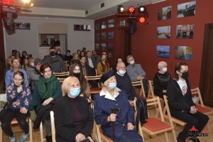 Wystawa malarstwa i witraży Barbary Żelaznej pt. Z kolorami przez życie iść oraz koncert Piotra Resteckiego