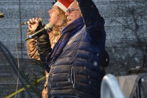 Śpiewanie kolęd podczas wigilii dla potrzebujących na kieleckim Rynku