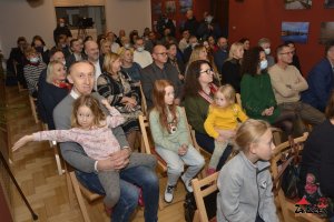Wystawa malarstwa i witraży Barbary Żelaznej pt. Z kolorami przez życie iść oraz koncert Piotra Resteckiego