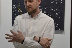 Przemysław Suliga – Kadrowanie Rzeczywistości w Artifical Live