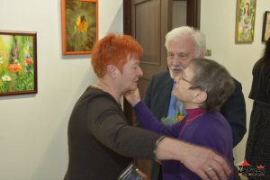 Foto relacja z wernisażu wystawy malarstwa  pt. "DEKADA POSZUKIWAŃ" , autorstwa Danuty Krystyny Piętki. 