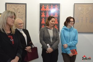 Wernisaż wystawy - Ludowe wycinanki autorstwa Lucyny Kozłowskiej oraz prezentacja wyrobów regionalnych w wykonaniu Czarcich Babek i Dąbrowianek