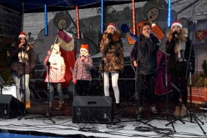 Śpiewanie kolęd podczas wigilii dla potrzebujących na kieleckim Rynku