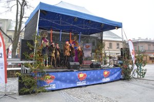 Śpiewanie kolęd podczas wigilii dla potrzebujących na kieleckim Rynku