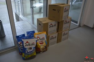 Przekazanie  karmy na rzecz SCHRONISKA DLA ZWIERZĄT W DYMINACH przez Prezydenta Miasta Kielce  i Domu Kultury Zameczek