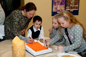 Kobieta czarodziejkaWystawa sekcji plastycznych