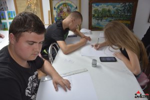  M łodzież z Ochotniczych Hufców Pracy podczas warsztatów plastycznych- fotorelacja 