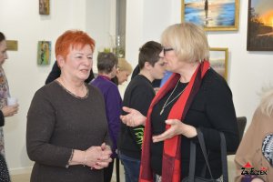 Foto relacja z wernisażu wystawy malarstwa  pt. "DEKADA POSZUKIWAŃ" , autorstwa Danuty Krystyny Piętki. 