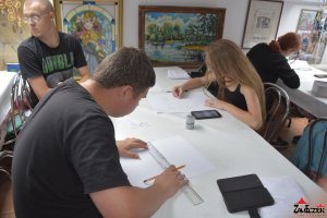  M łodzież z Ochotniczych Hufców Pracy podczas warsztatów plastycznych- fotorelacja 