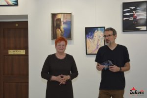 Foto relacja z wernisażu wystawy malarstwa  pt. "DEKADA POSZUKIWAŃ" , autorstwa Danuty Krystyny Piętki. 