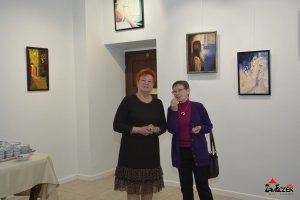 Foto relacja z wernisażu wystawy malarstwa  pt. "DEKADA POSZUKIWAŃ" , autorstwa Danuty Krystyny Piętki. 