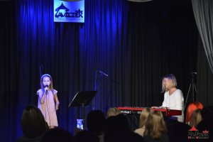 Koncert uczestników warsztatów wokalnych "Zimowa Piosenka" z udziałem Kasi Lisowskiej