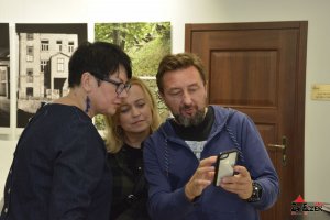 Fotorelacja z wernisażu wystawa fotografii pt. "ULOTNA PAMIĘĆ"
