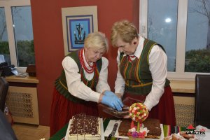 Wernisaż wystawy - Ludowe wycinanki autorstwa Lucyny Kozłowskiej oraz prezentacja wyrobów regionalnych w wykonaniu Czarcich Babek i Dąbrowianek