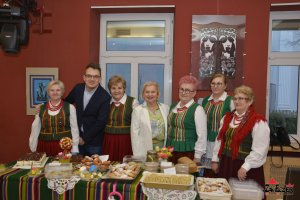 Wernisaż wystawy - Ludowe wycinanki autorstwa Lucyny Kozłowskiej oraz prezentacja wyrobów regionalnych w wykonaniu Czarcich Babek i Dąbrowianek