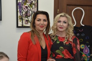 Wystawa malarstwa i witraży Barbary Żelaznej pt. Z kolorami przez życie iść oraz koncert Piotra Resteckiego