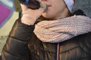 Śpiewanie kolęd podczas wigilii dla potrzebujących na kieleckim Rynku