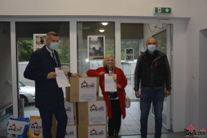 Przekazanie  karmy na rzecz SCHRONISKA DLA ZWIERZĄT W DYMINACH przez Prezydenta Miasta Kielce  i Domu Kultury Zameczek