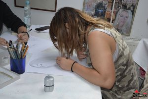  M łodzież z Ochotniczych Hufców Pracy podczas warsztatów plastycznych- fotorelacja 